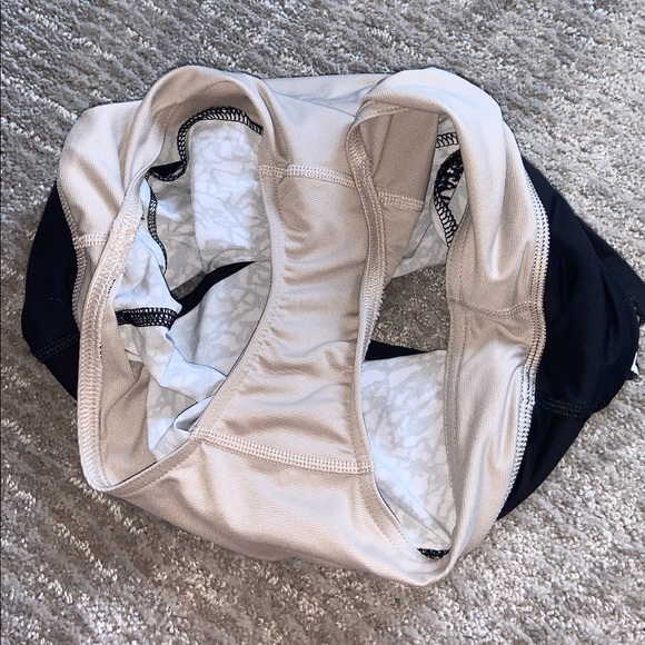 Lululemon shorts size 2 - Picture 4 of 4